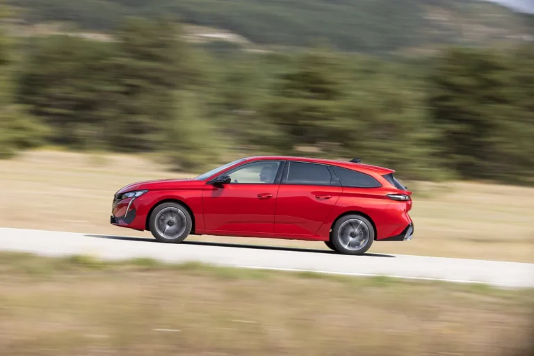 Peugeot 308 sw di lato