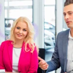 Persona che cerca siti auto usate online