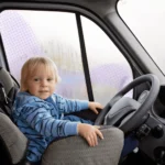 Seggiolino auto per bambini montato su sedile posteriore, guida pratica per famiglie che scelgono l’auto giusta.