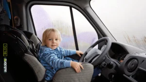 Seggiolino auto per bambini montato su sedile posteriore, guida pratica per famiglie che scelgono l’auto giusta.