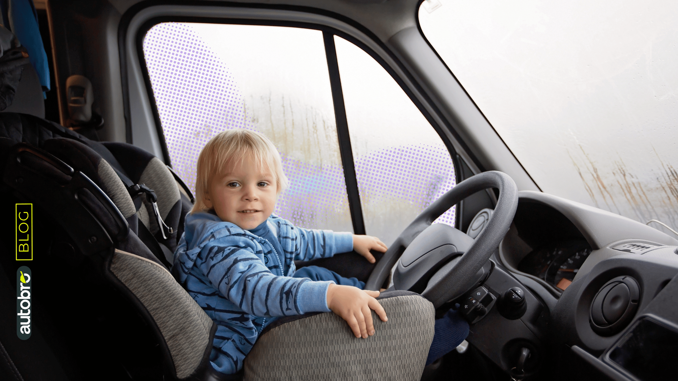 Seggiolino auto per bambini montato su sedile posteriore, guida pratica per famiglie che scelgono l’auto giusta.
