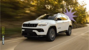 Jeep Compass ibrida plug-in hybrid 2026 su strada