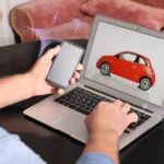 Persona che acquista auto usate online da computer