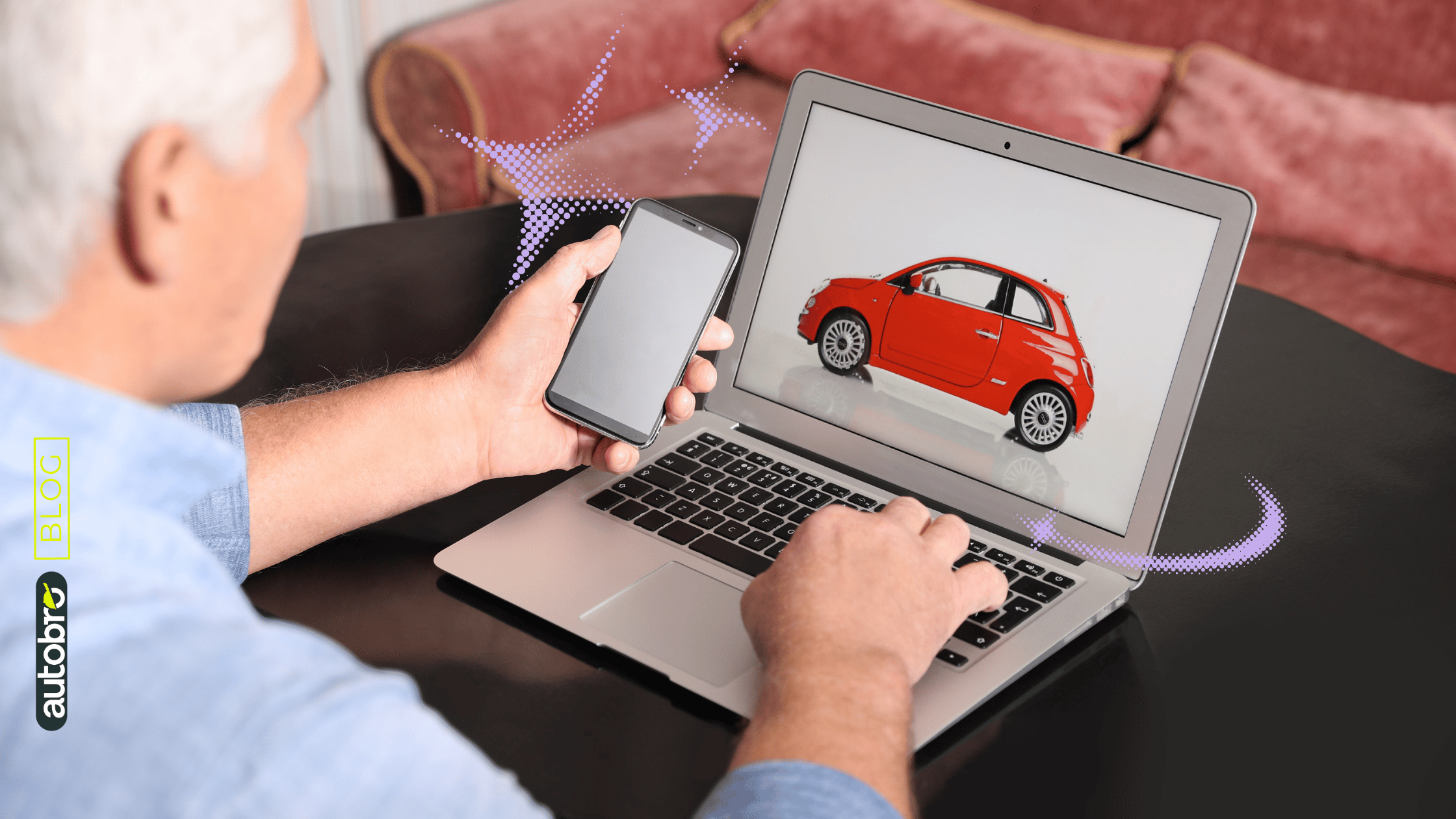 Persona che acquista auto usate online da computer