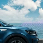 Auto plug-in hybrid in ricarica con cavo collegato alla presa
