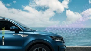 Auto plug-in hybrid in ricarica con cavo collegato alla presa