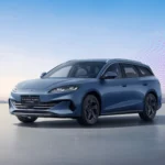 BYD Seal 6 plug-in hybrid 2026 vista frontale su strada
