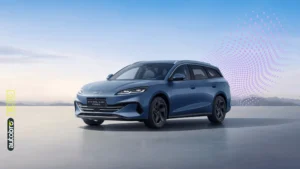 BYD Seal 6 plug-in hybrid 2026 vista frontale su strada