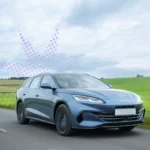 BYD Seal 6 DM-i Touring plug-in hybrid 2026 vista laterale su strada