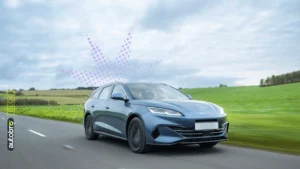 BYD Seal 6 DM-i Touring plug-in hybrid 2026 vista laterale su strada