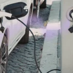 automobile elettrica usata in ricarica presso una colonnina urbana nel 2026