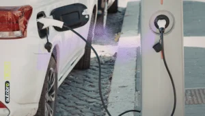 automobile elettrica usata in ricarica presso una colonnina urbana nel 2026