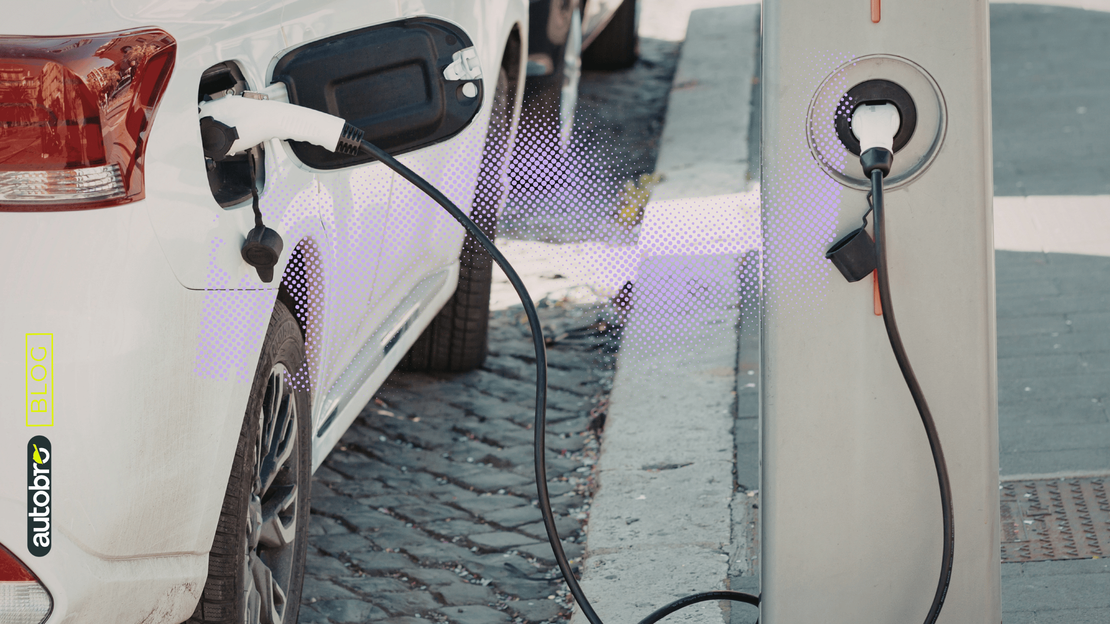 automobile elettrica usata in ricarica presso una colonnina urbana nel 2026