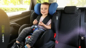 Bambino seduto su seggiolino auto omologato in auto familiare
