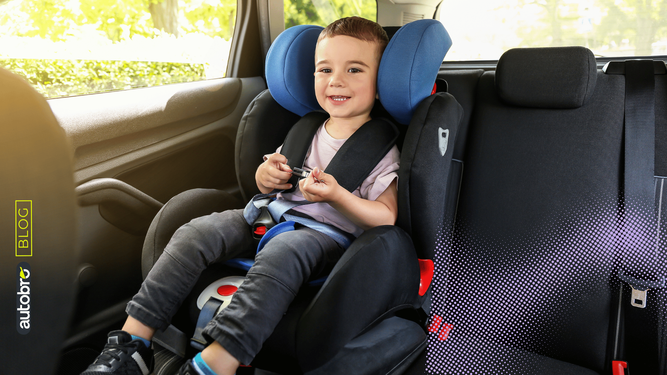 Bambino seduto su seggiolino auto omologato in auto familiare