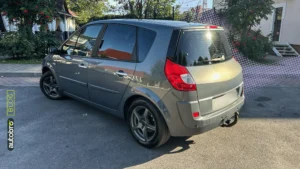 Famiglia che sceglie tra station wagon e SUV usato per viaggi e vita quotidiana