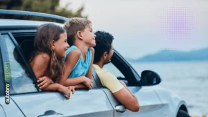 Famiglia numerosa vicino a un’auto 7 posti usata spaziosa