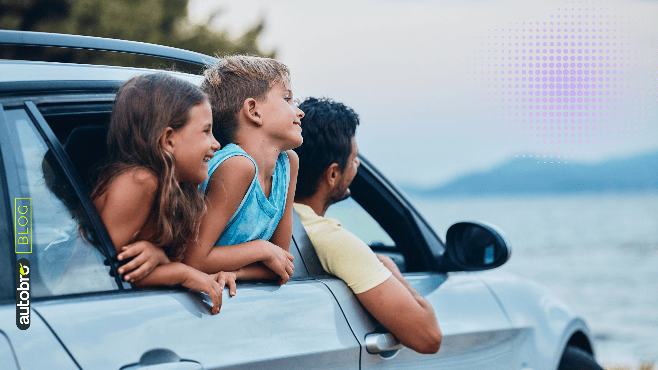Famiglia numerosa vicino a un’auto 7 posti usata spaziosa