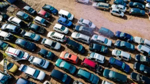 Persona che controlla online un sito di auto usate affidabile prima dell’acquisto