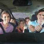 Famiglia in auto durante un viaggio mentre gioca insieme senza usare schermi.