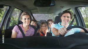 Famiglia in auto durante un viaggio mentre gioca insieme senza usare schermi.