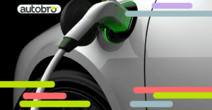 Auto elettrica economica parcheggiata in città con ricarica in corso