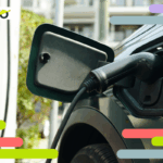 Auto elettrica economica parcheggiata in città, perfetta per risparmiare e muoversi a emissioni zero.