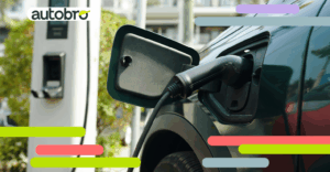 Auto elettrica economica parcheggiata in città, perfetta per risparmiare e muoversi a emissioni zero.