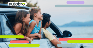 Auto familiare moderna su strada, simbolo di comfort, sicurezza e spazio per tutta la famiglia.