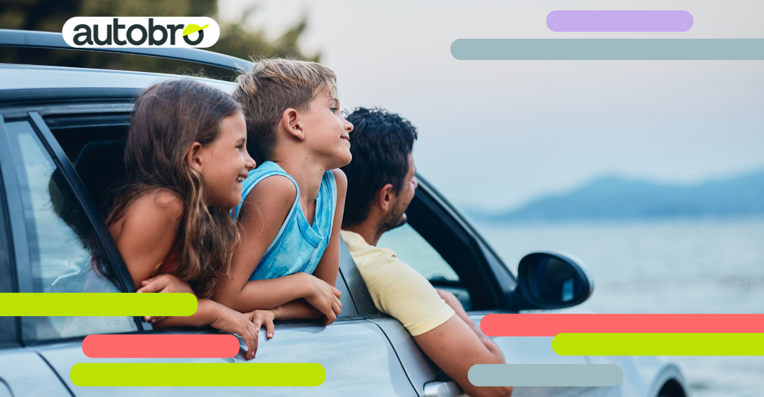 Auto familiare moderna su strada, simbolo di comfort, sicurezza e spazio per tutta la famiglia.