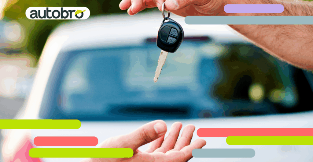 Giovane alla guida della sua prima auto dopo la patente — automobili per neo patentati