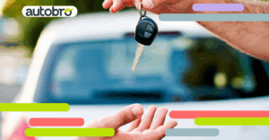 Giovane alla guida della sua prima auto dopo la patente — automobili per neo patentati