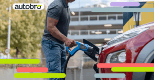 Automobile elettrica in città collegata alla colonnina di ricarica