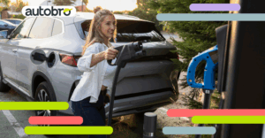 Auto elettrica collegata a una colonnina di ricarica pubblica