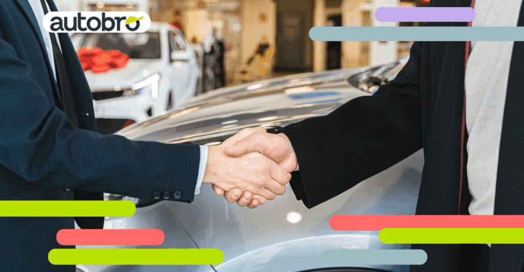 Concessionaria auto usata moderna con veicoli garantiti in esposizione.