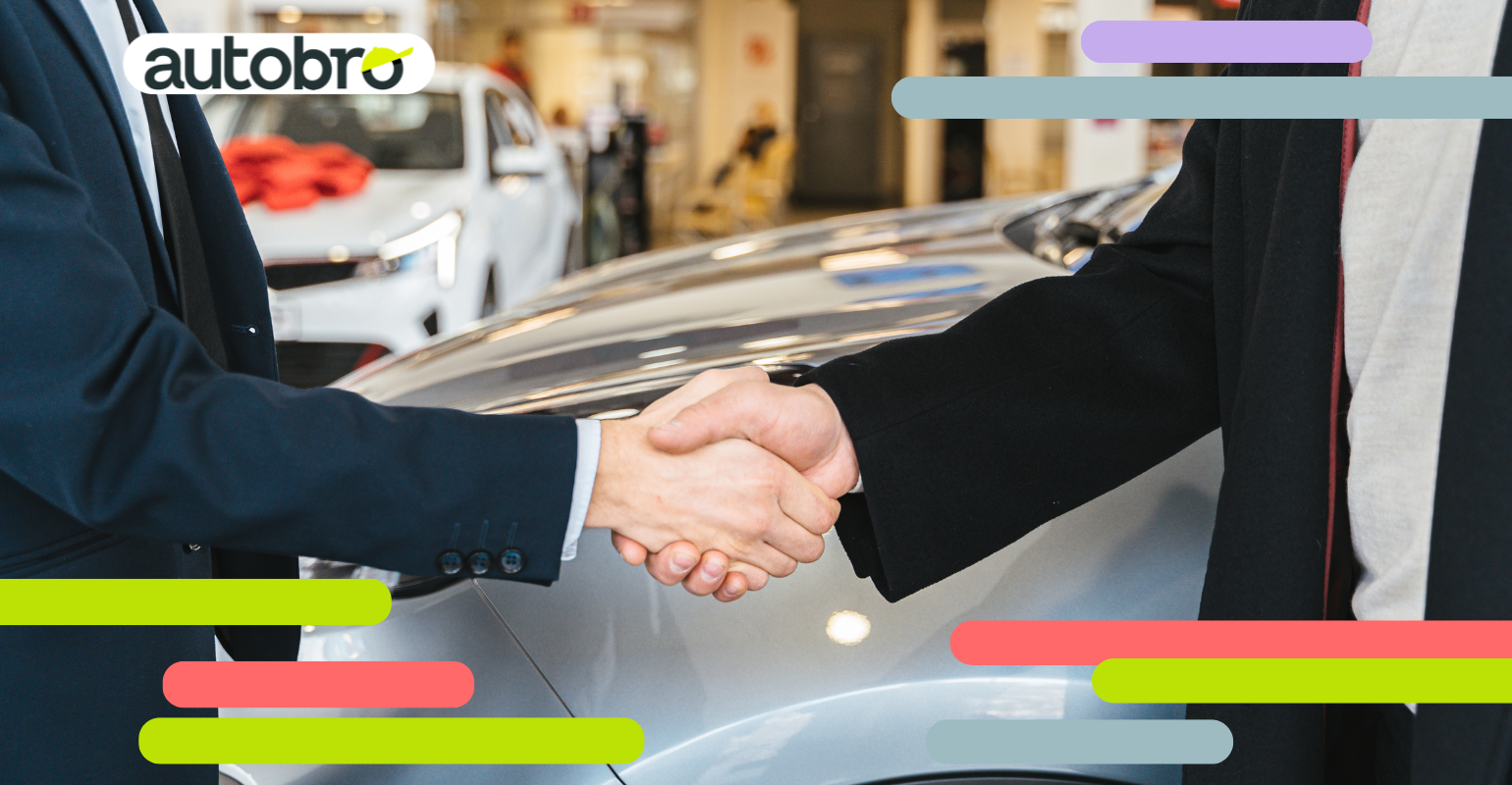 Concessionaria auto usata moderna con veicoli garantiti in esposizione.