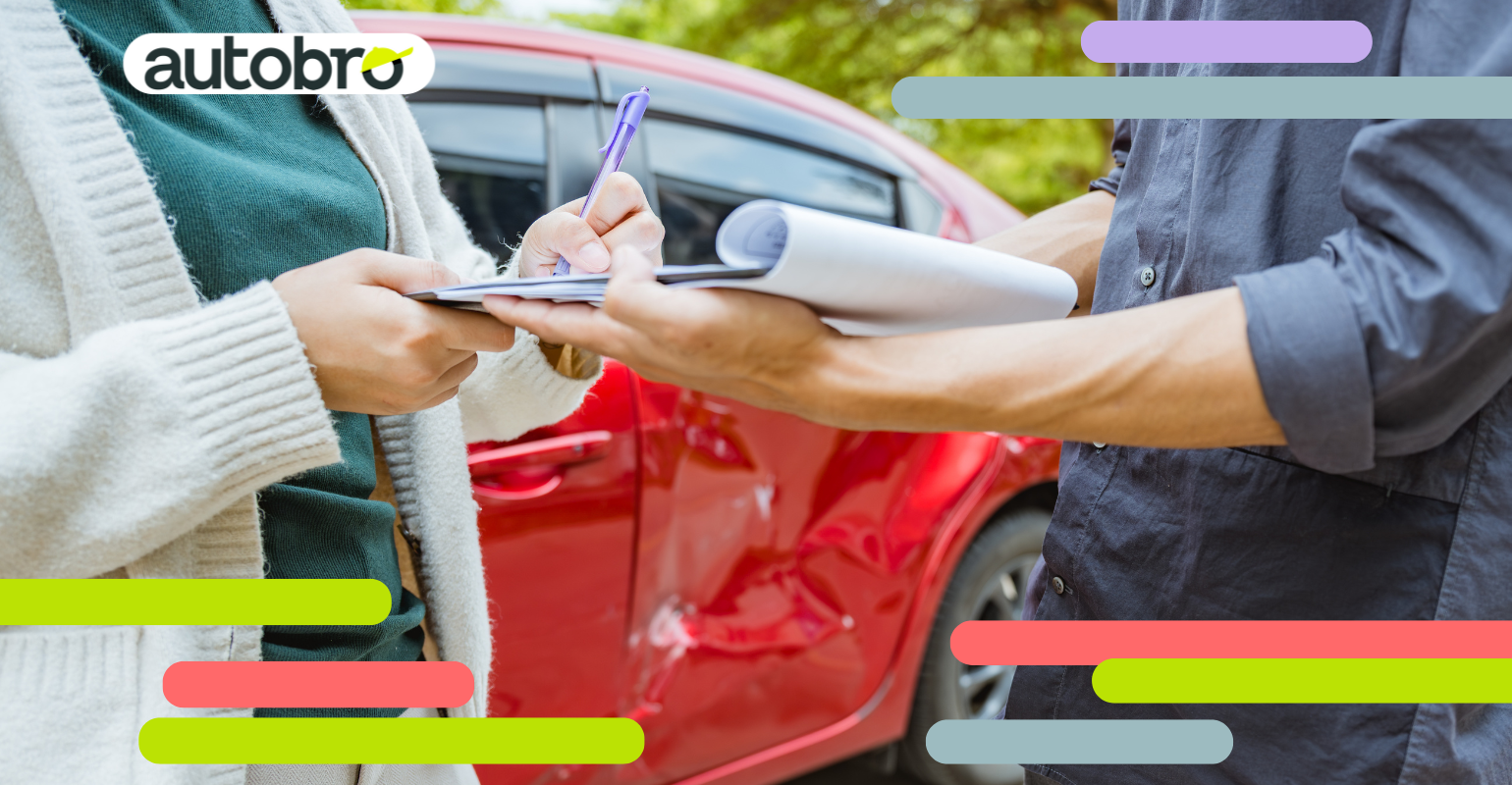 agente che effettua controlli assicurazioni auto su strada