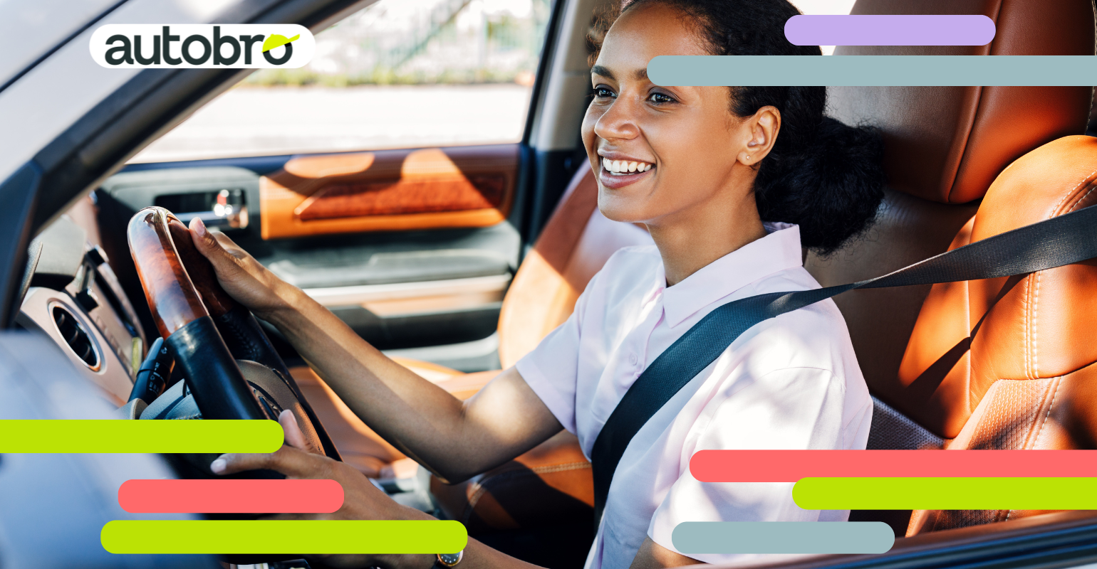 giovane neopatentato accanto alla sua nuova auto usata