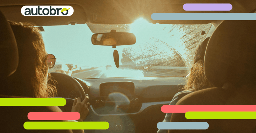 Macchina piccola parcheggiata in città con sfondo urbano moderno