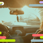 Macchina piccola parcheggiata in città con sfondo urbano moderno