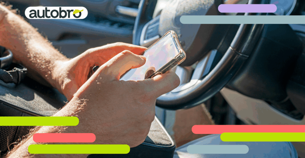 Navigazione online tra siti auto usate su laptop e smartphone.