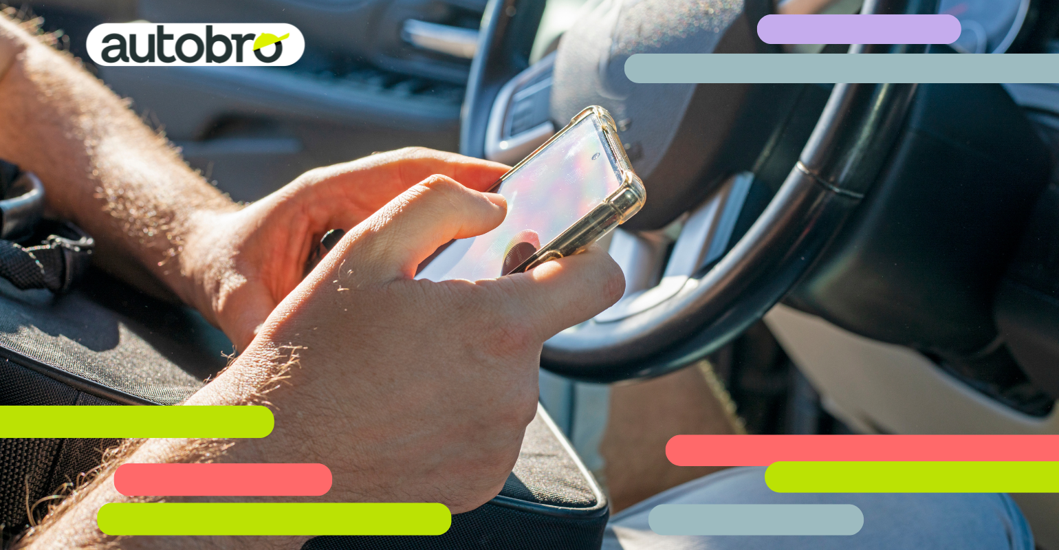 Navigazione online tra siti auto usate su laptop e smartphone.