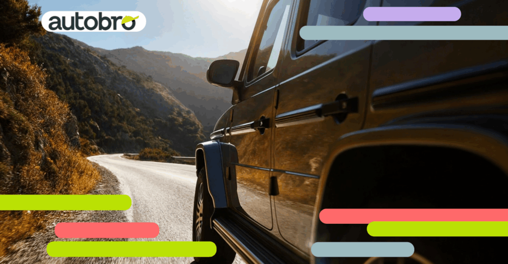 SUV elettrica in ricarica presso colonnina pubblica